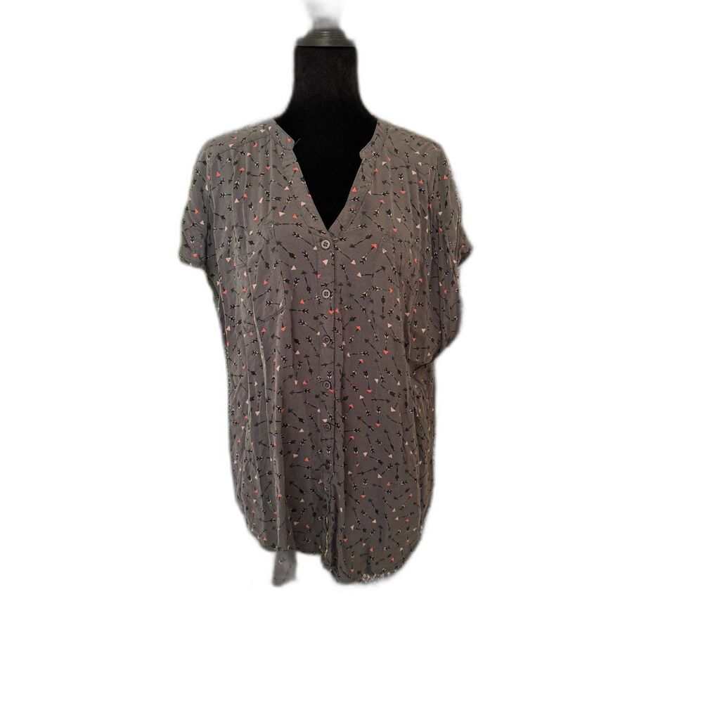 #088 - Torrid Women's Size 2 Gray Arrow Print V-Neck Blouse Plus Size